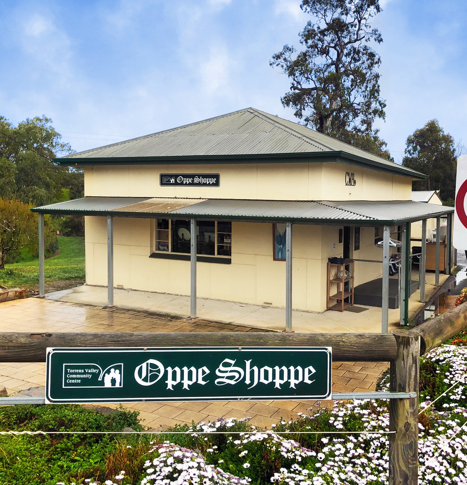 Yellow building with sign reading "Oppe Shoppe"